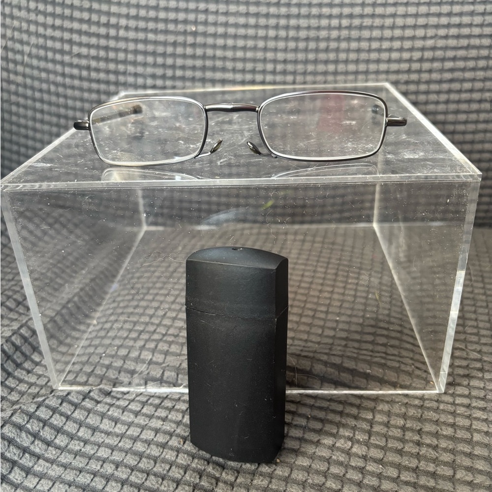Foster Grant Folding Reading Glasses with Black Glasses Holder - Picture 2 of 4